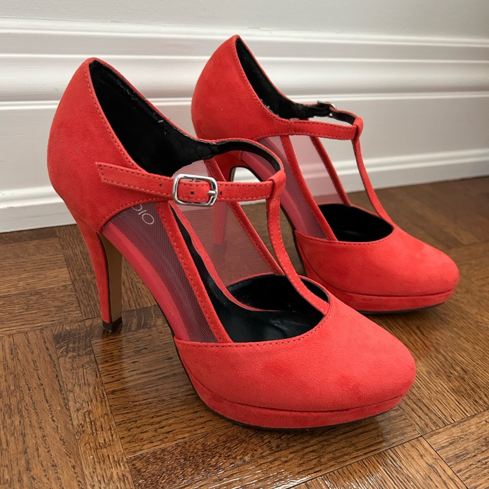 Size 7 coral colour high heel shoes, like new hardly worn. Very comfortable.